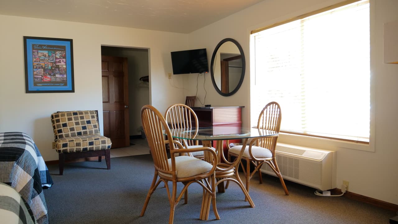 Sitting area with table and chairs in a deluxe room