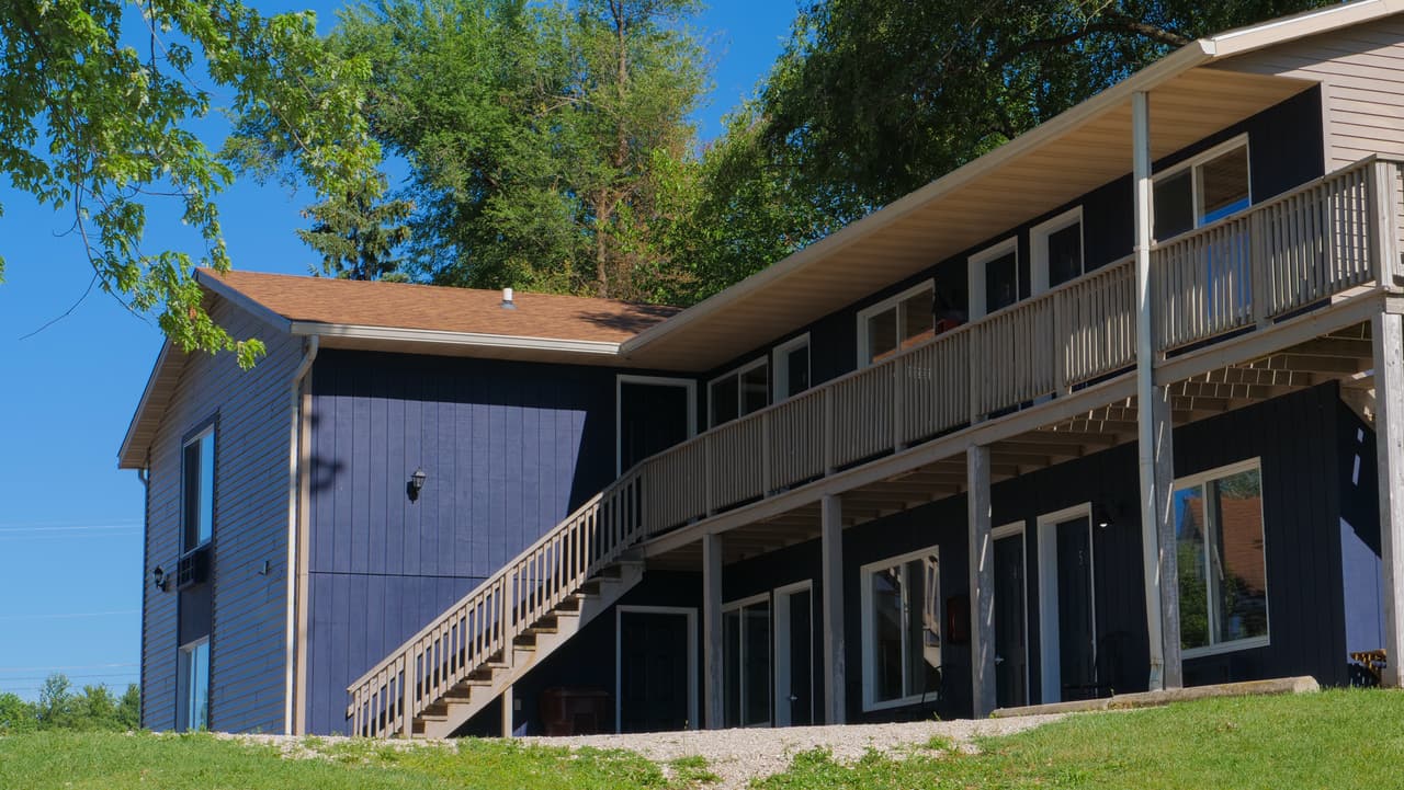 Two-story motel wing with outdoor walkway